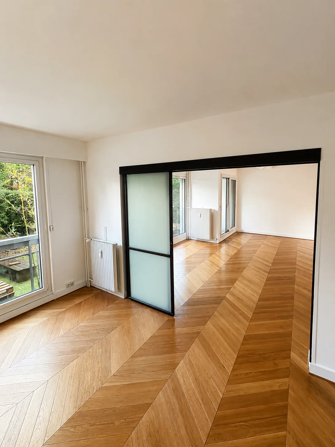 Pièce à vivre rénovée à Bailly avec grand parquet chevron